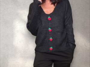 Strickjacke mit Erdbeerknöpfen