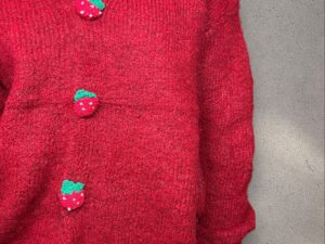 Strickjacke mit Erdbeerknöpfen - burgunder