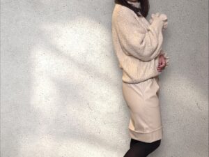 Lässige Kunstledershorts in creme