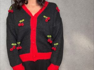 Strickjacke mit 3D Kirschen