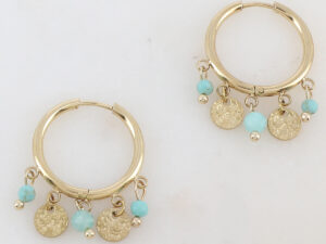 Creole mit türkisen Perlen und Plättchen aus Edelstahl